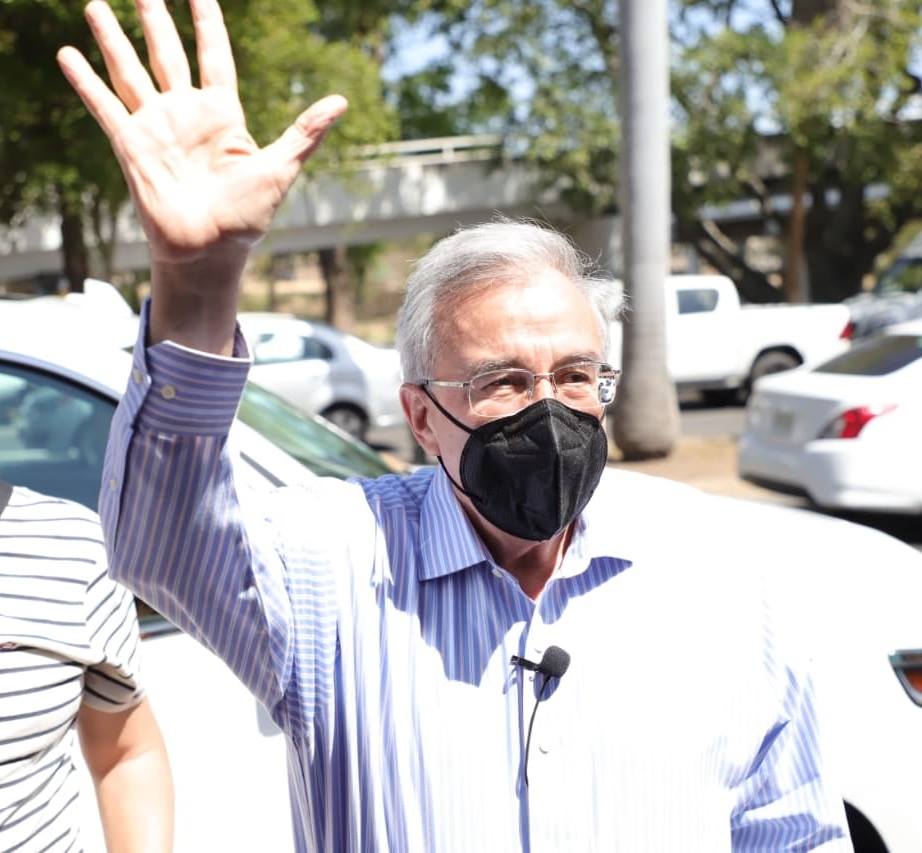 Rubén Rocha Moya en su llegada al IEES para registrarse como candidato a la gubernatura de Sinaloa.