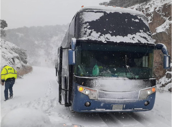 La Coordinación Estatal de Protección Civil de Chihuahua llamó a los conductores para prevenir accidentes en otros tramos que con las nevadas y las bajas temperaturas tienden a congelarse.