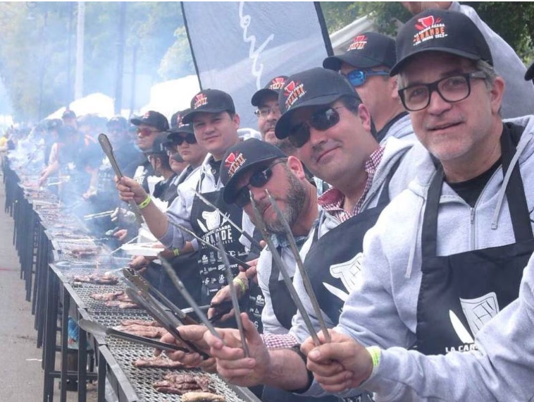 Participantes en el asado colectivo de carne, este domingo en la ciudad sonorense de Hermosillo.